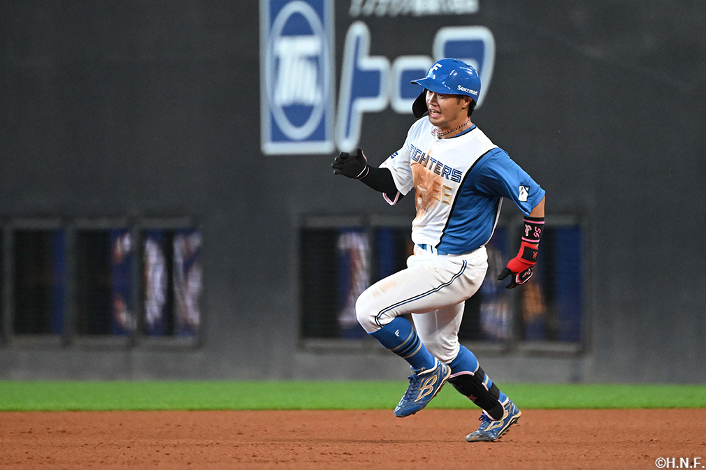 5回裏、ライトへ二塁打を放つ細川選手02