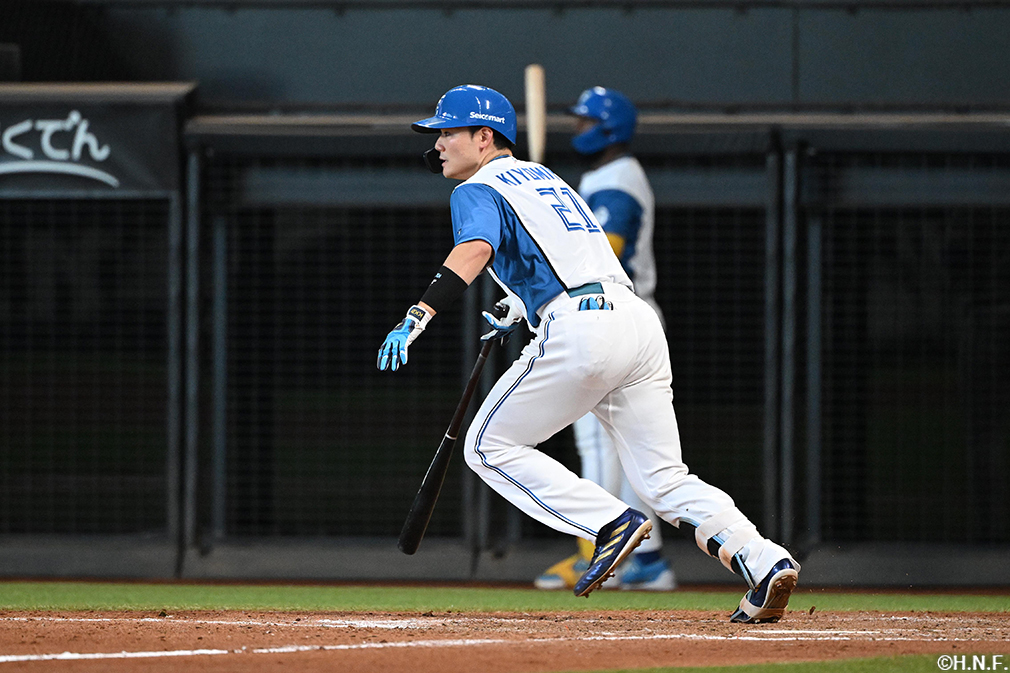 5回裏、ライトへ適時打を放つ清宮選手