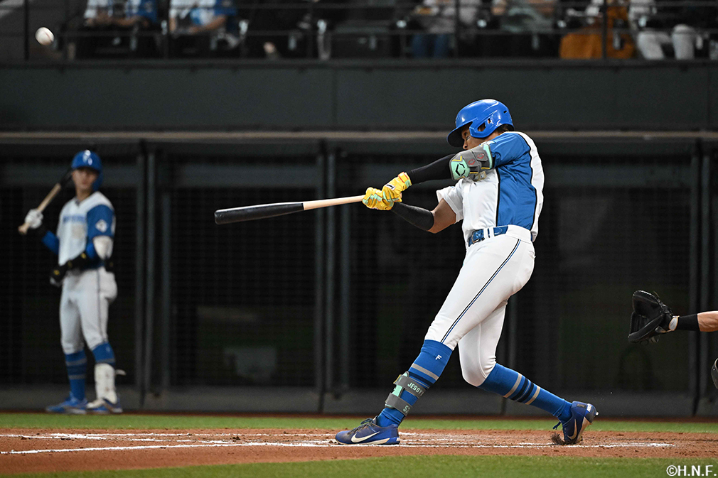 7回裏、レフトへ本塁打を放つ水谷選手01