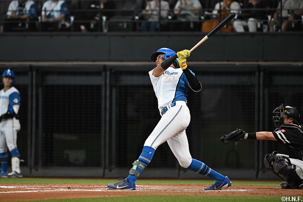 7回裏、レフトへ本塁打を放つ水谷選手02