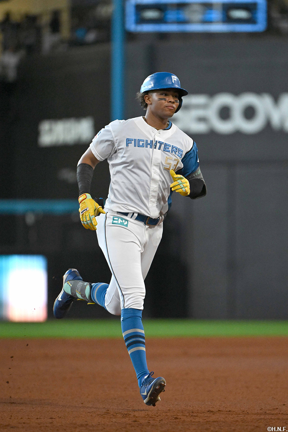 7回裏、レフトへ本塁打を放つ水谷選手04