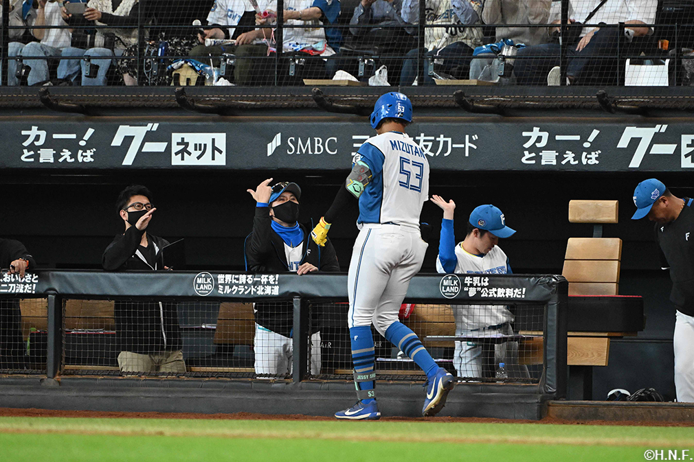 7回裏、レフトへ本塁打を放つ水谷選手05
