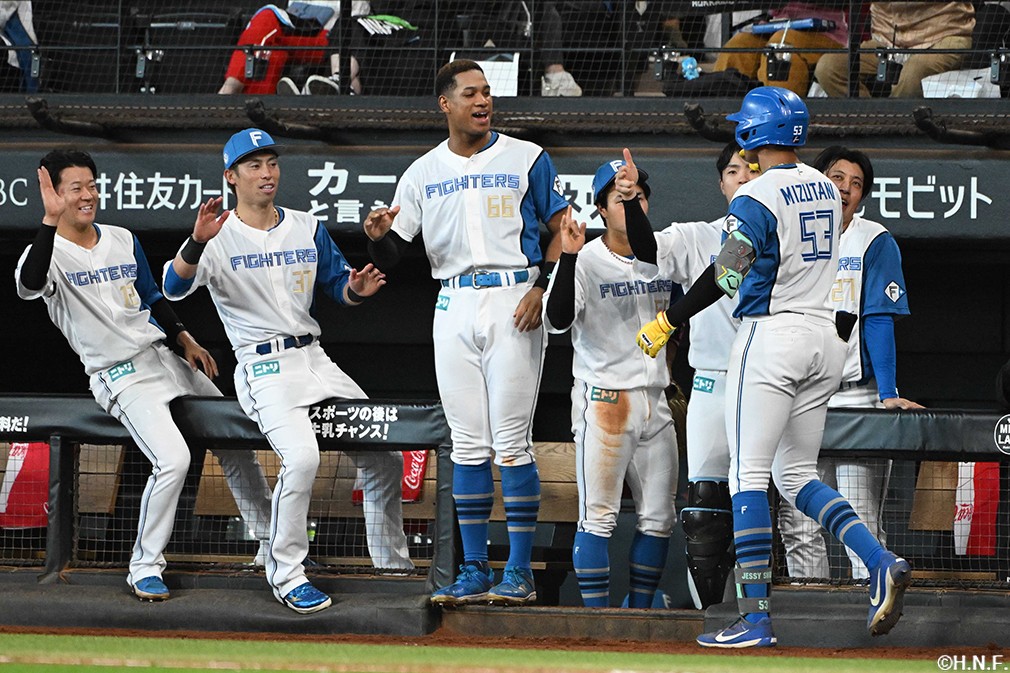 7回裏、レフトへ本塁打を放つ水谷選手06