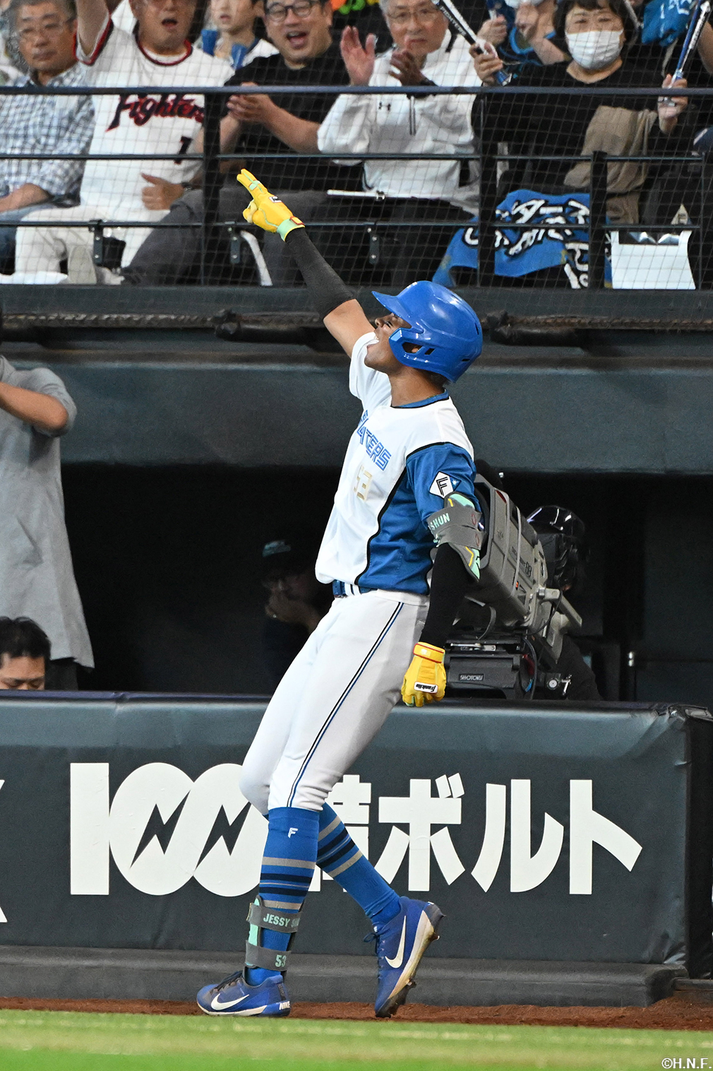 7回裏、レフトへ本塁打を放つ水谷選手07