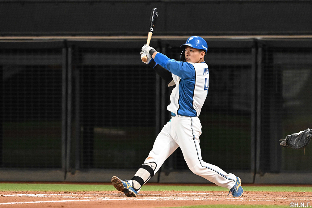 9回裏、レフトへ同点の本塁打を放つ水野選手01