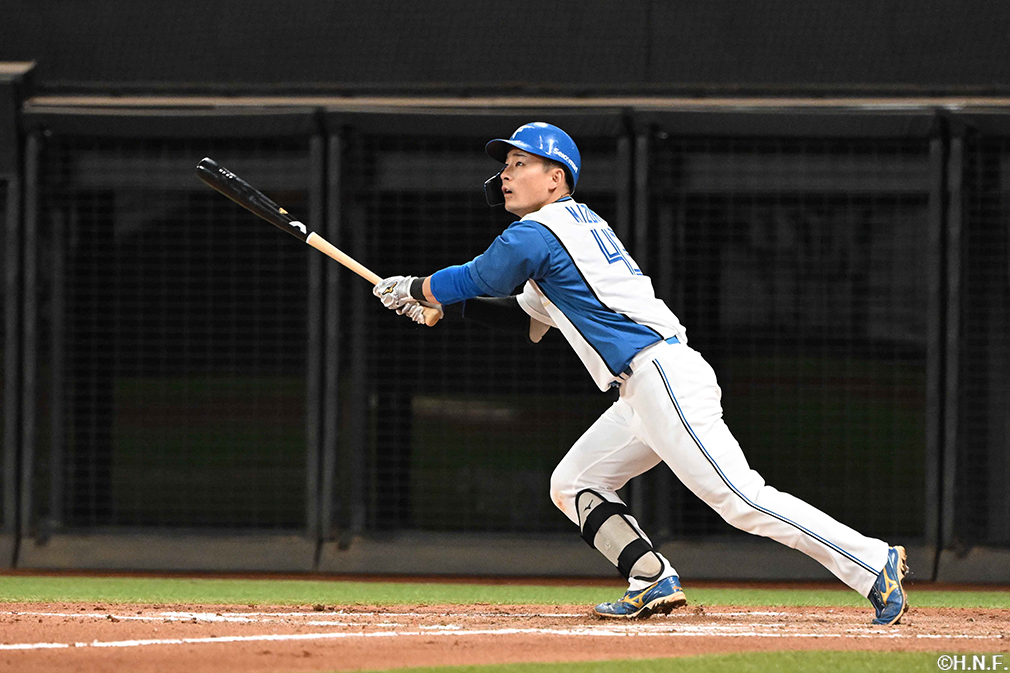 9回裏、レフトへ同点の本塁打を放つ水野選手02