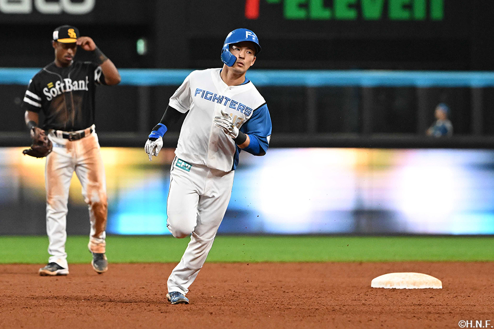 9回裏、レフトへ同点の本塁打を放つ水野選手03