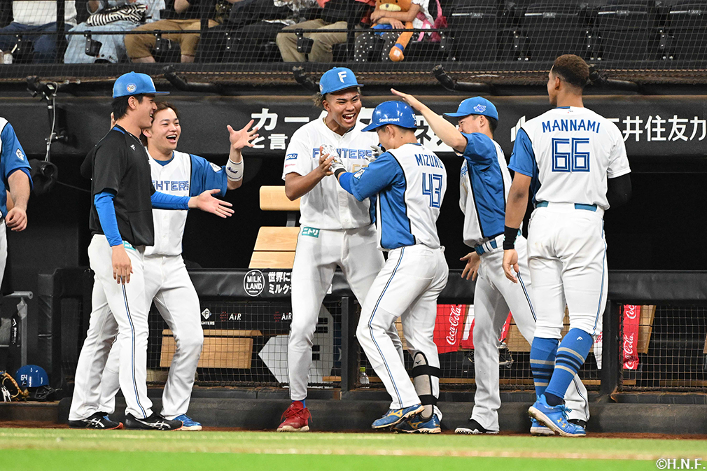 9回裏、レフトへ同点の本塁打を放つ水野選手04