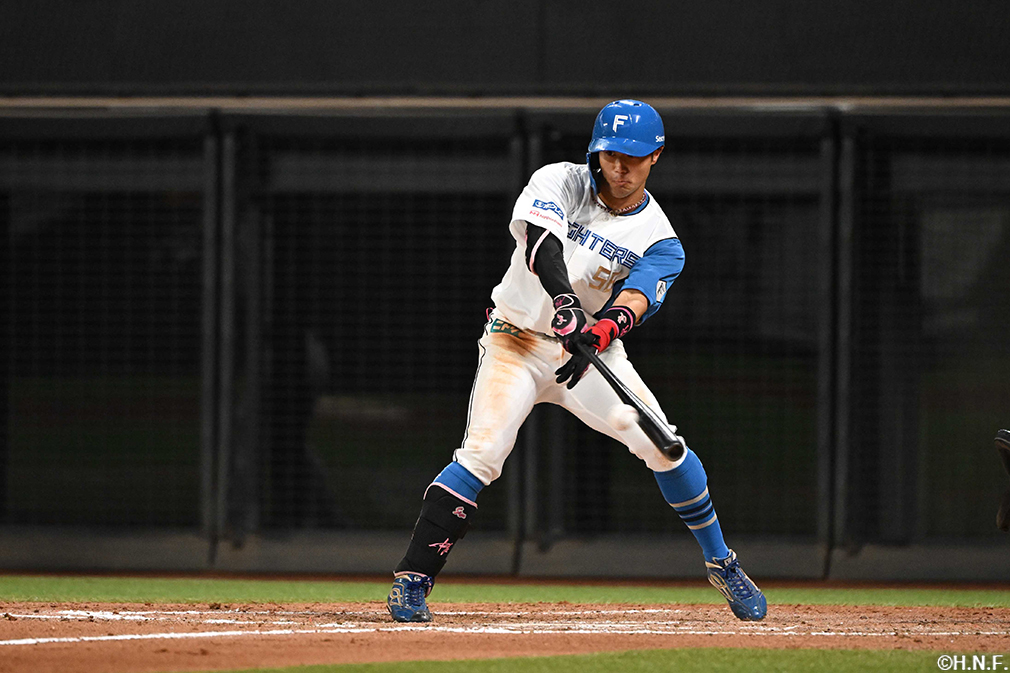 9回裏、エラーを誘う打球を放つ細川選手01