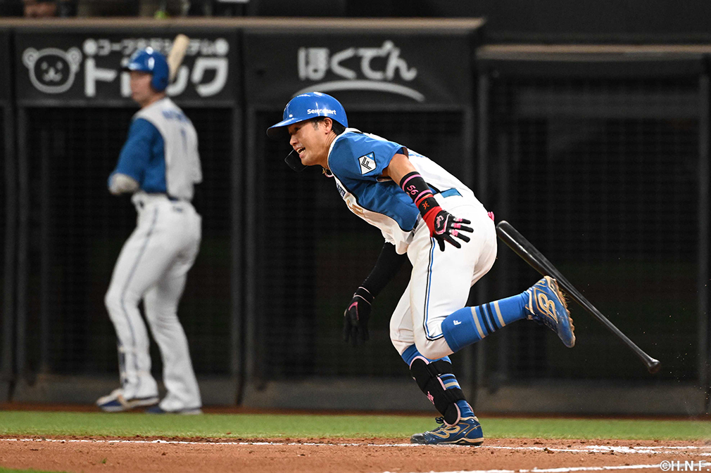 9回裏、エラーを誘う打球を放つ細川選手02