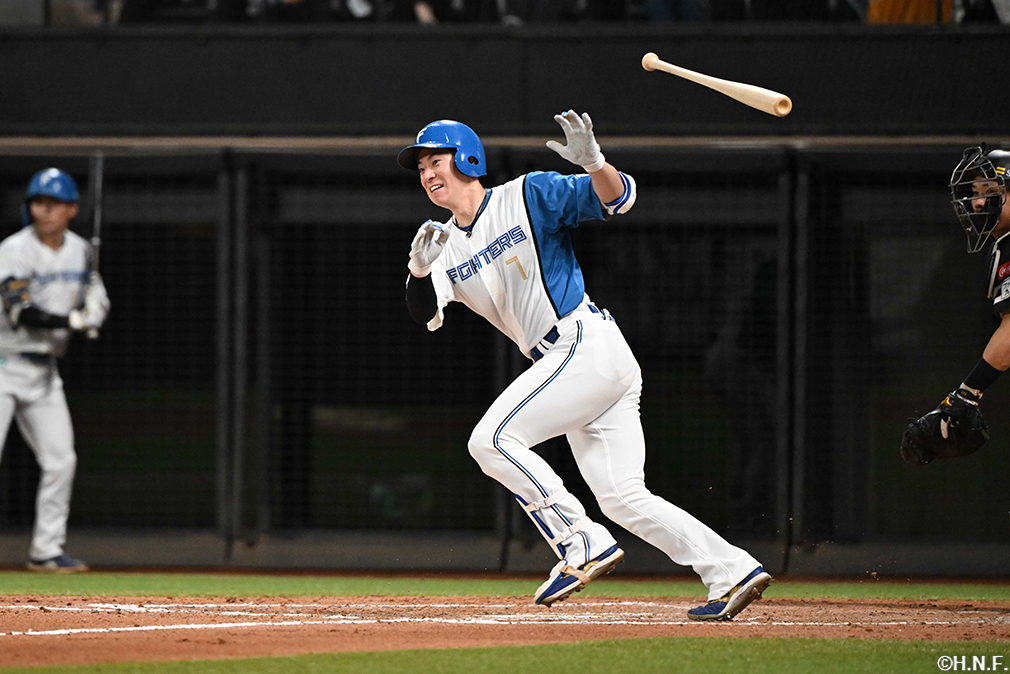 9回裏、レフトへヒットを放つ松本剛選手01