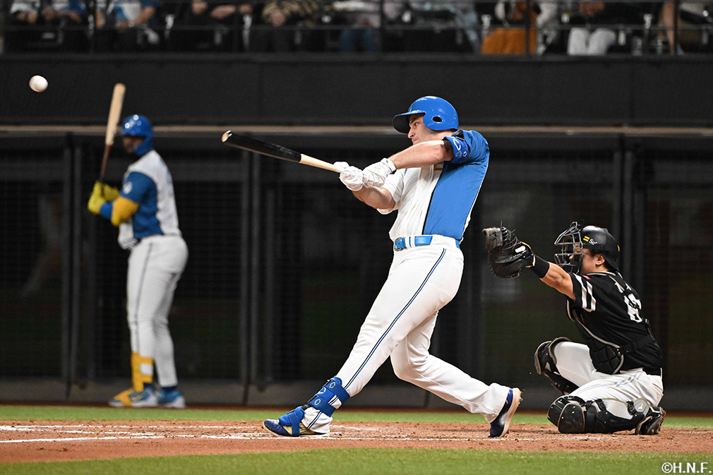 9回裏、サヨナラ適時打を放つマルティネス選手01