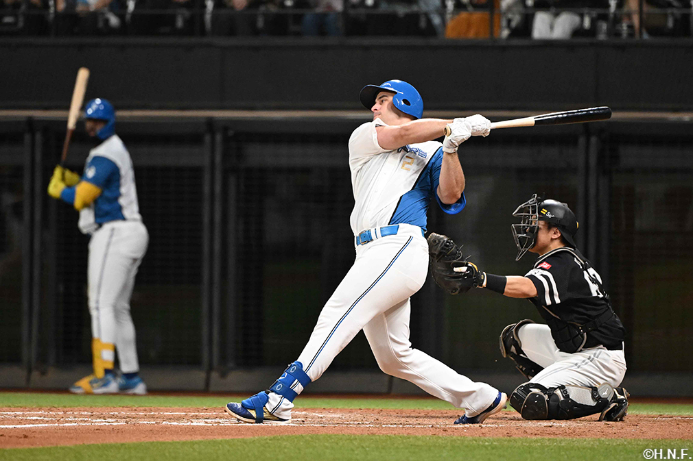 9回裏、サヨナラ適時打を放つマルティネス選手02