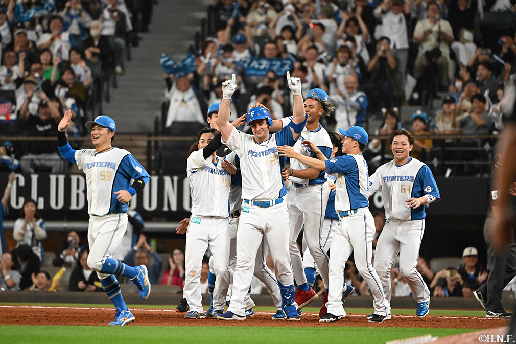 9回裏、サヨナラ適時打を放つマルティネス選手03