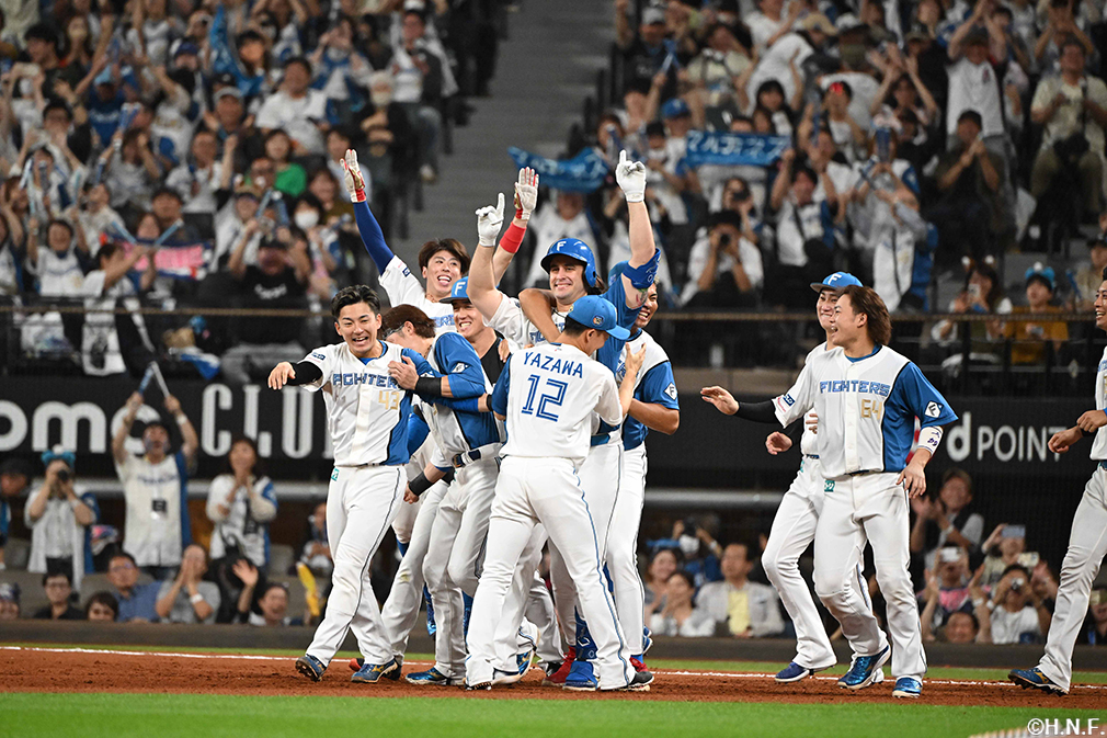 9回裏、サヨナラ適時打を放つマルティネス選手04