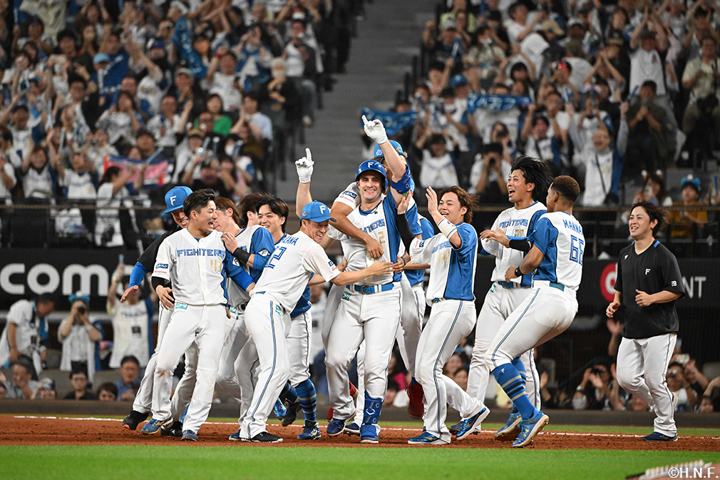 9回裏、サヨナラ適時打を放つマルティネス選手05