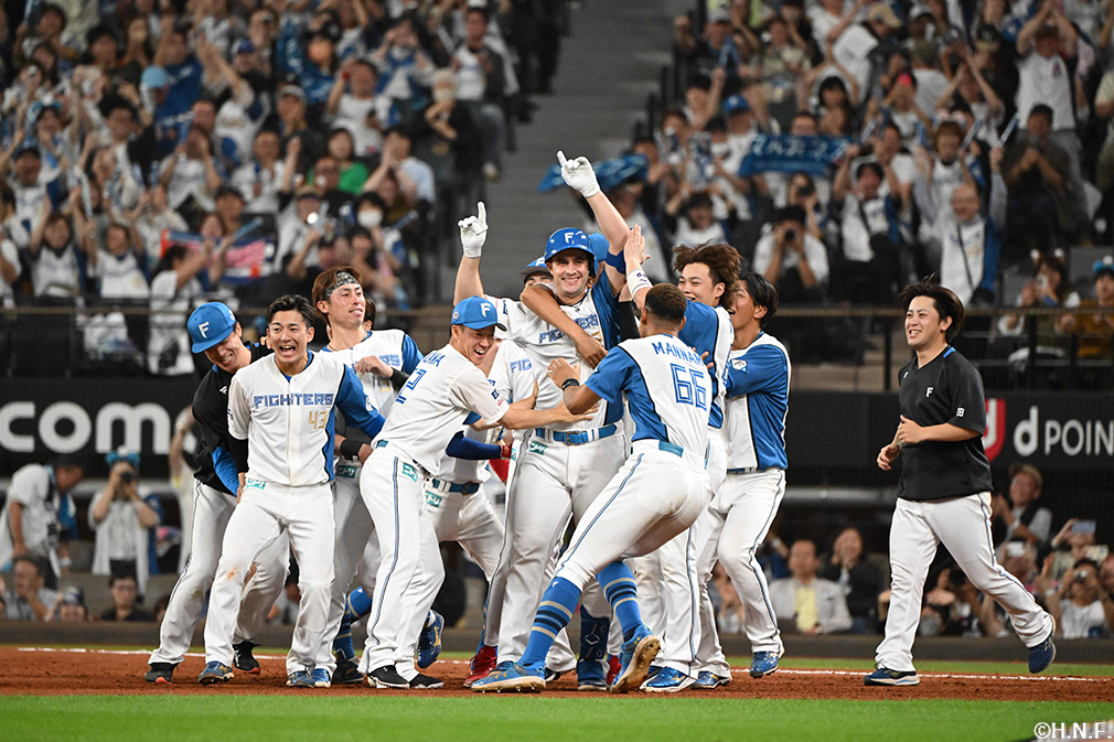 9回裏、サヨナラ適時打を放つマルティネス選手06