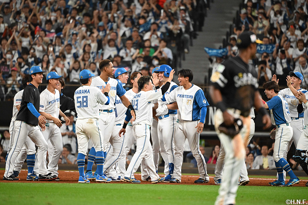 9回裏、サヨナラ適時打を放つマルティネス選手07