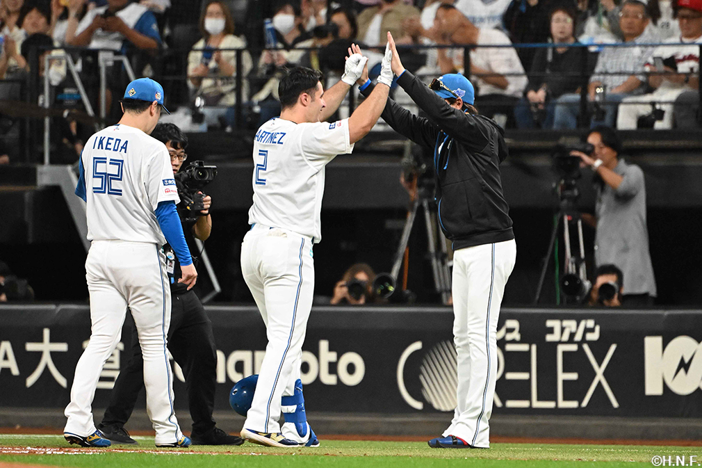 9回裏、サヨナラ適時打を放つマルティネス選手08