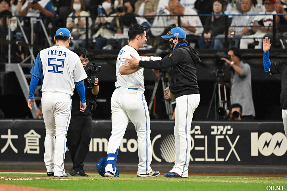 9回裏、サヨナラ適時打を放つマルティネス選手09