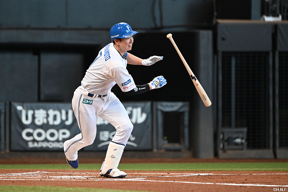 1回裏、ライトへヒットを放つ松本剛選手