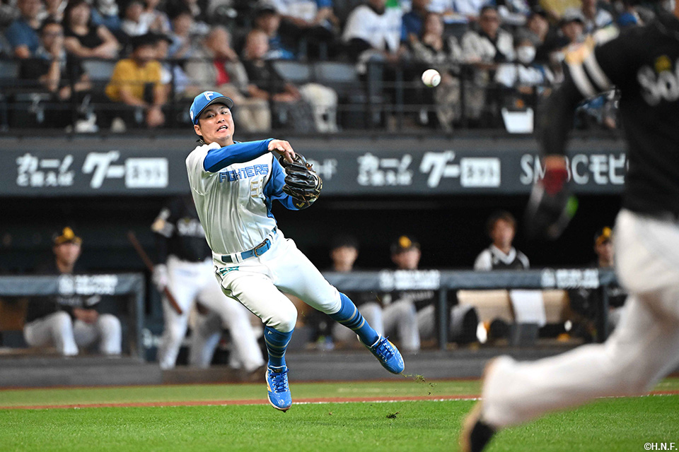 2回表、一塁へ送球する奈良間選手