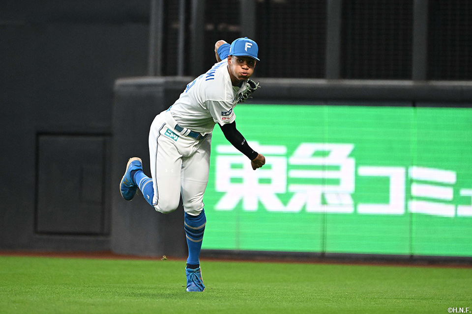 2回表、本塁へ送球する万波選手
