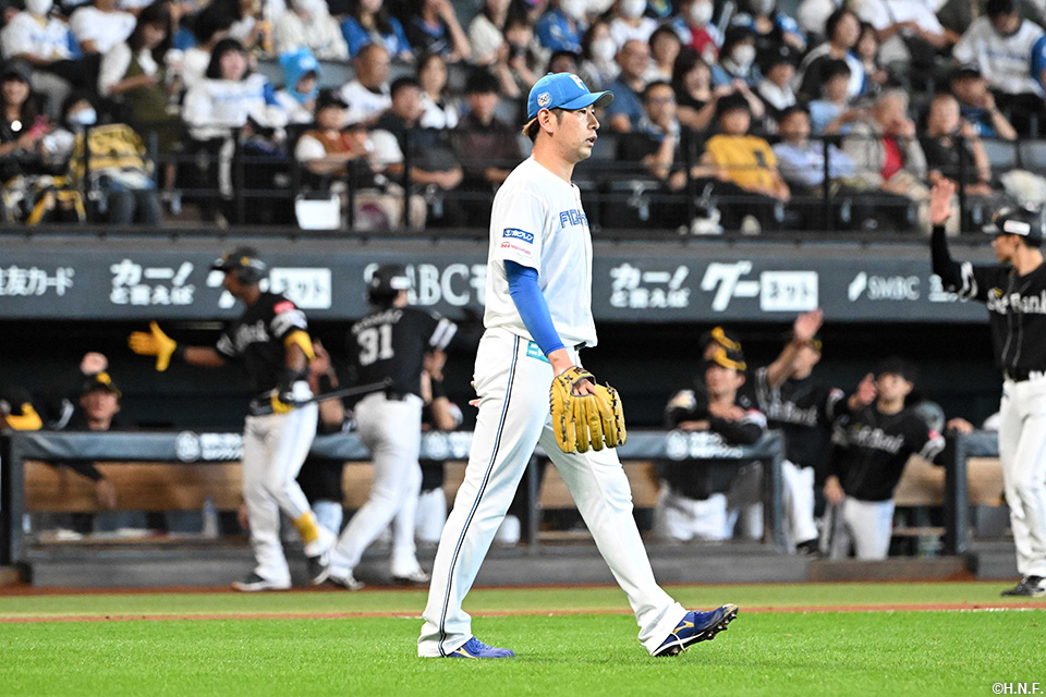 2回表、適時打をあびた加藤貴投手