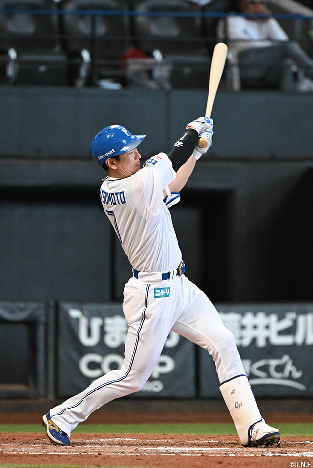 4回裏、レフトへヒットを放つ松本剛選手