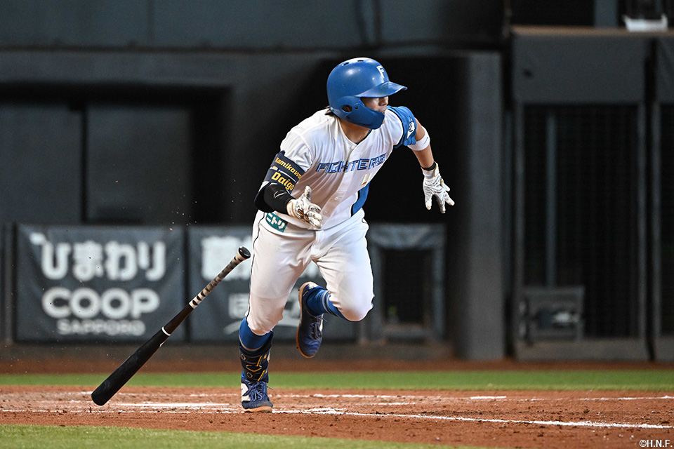 5回裏、センターへヒットを放つ上川畑選手01