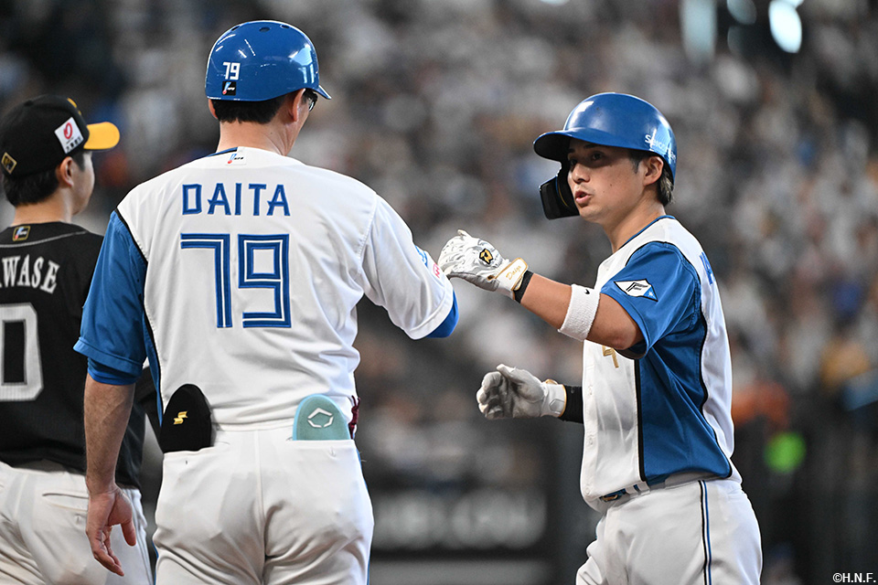 5回裏、センターへヒットを放つ上川畑選手02