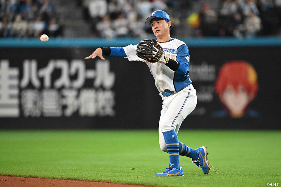 7回表、一塁へ送球する奈良間選手