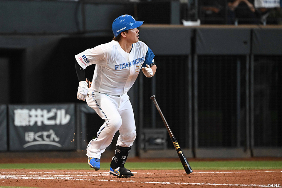 7回裏、2点適時二塁打を放つ伏見選手01