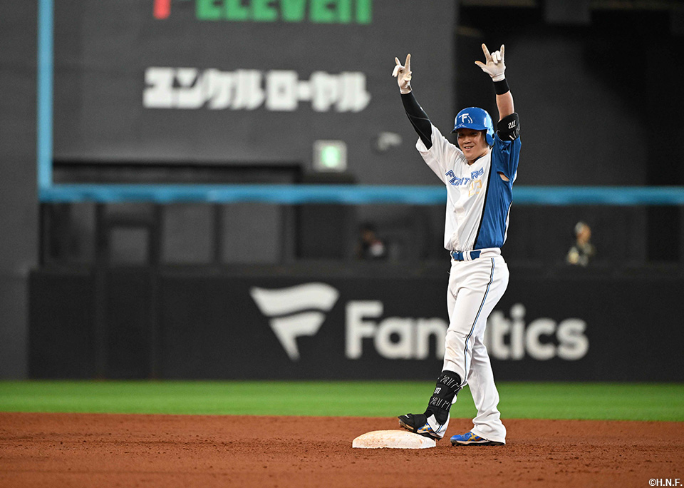 7回裏、2点適時二塁打を放つ伏見選手02