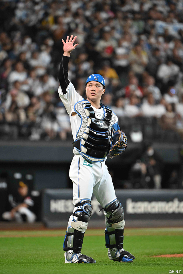 8回表、声援に応える伏見選手