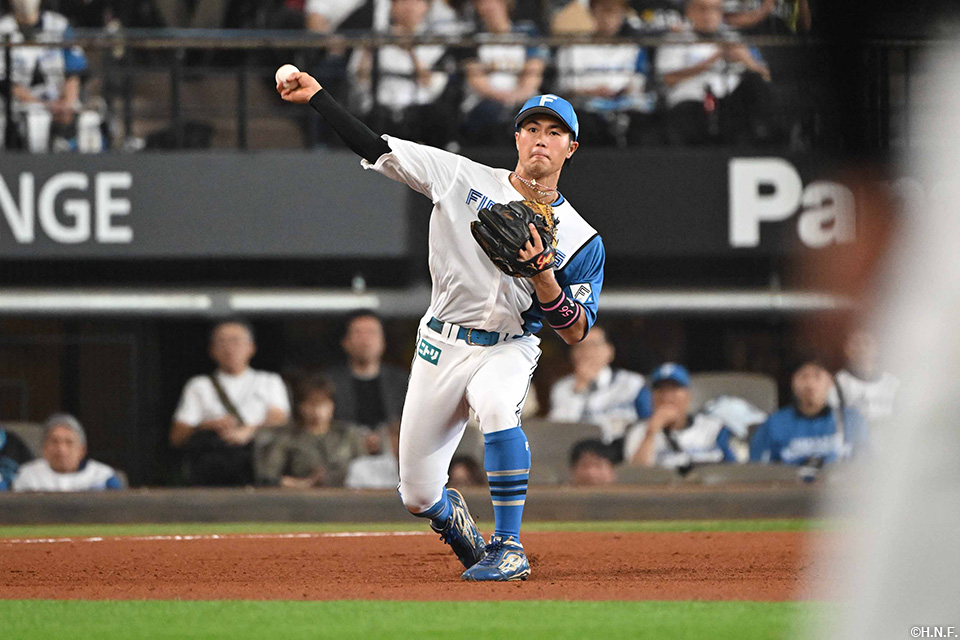 8回表、一塁へ送球する細川選手