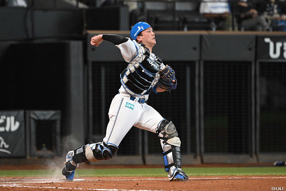 8回表、二塁へ送球する伏見選手01