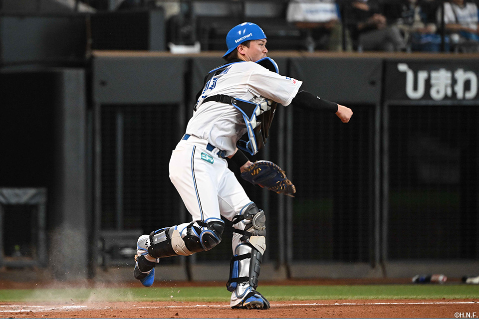 8回表、二塁へ送球する伏見選手02