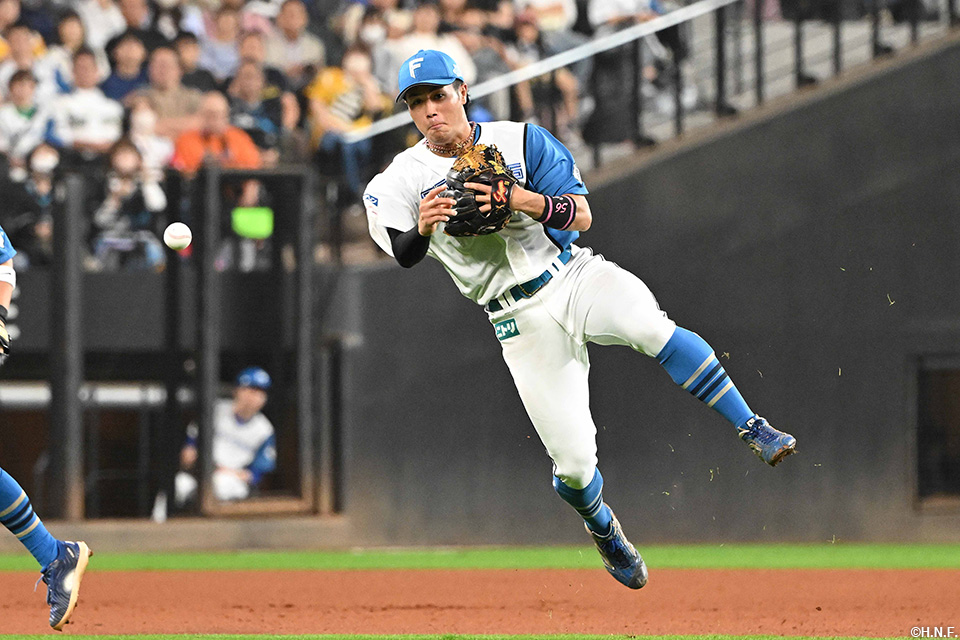 9回表、好守をみせる細川選手