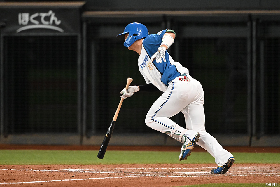 9回裏、センターへヒットを放つ郡司選手01