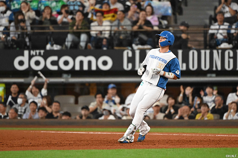 9回裏、センターへヒットを放つ郡司選手02