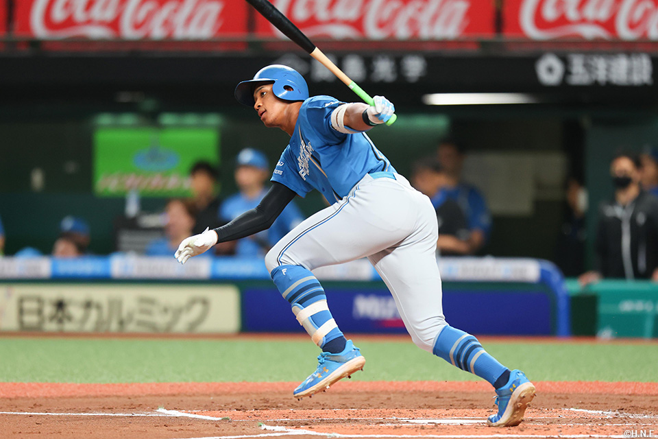 2回表、レフトへヒットを放つ万波選手