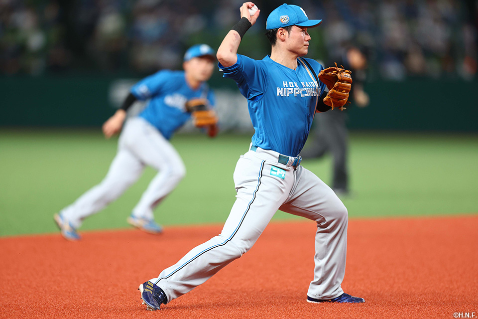 2回裏、一塁へ送球する清宮選手