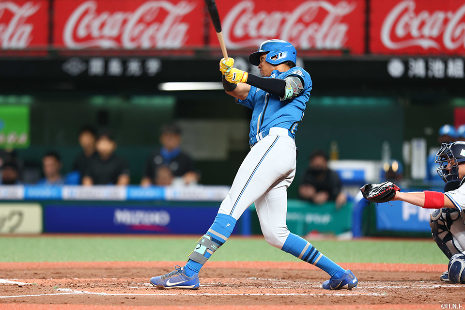 3回表、ライトへヒットを放つ水谷選手