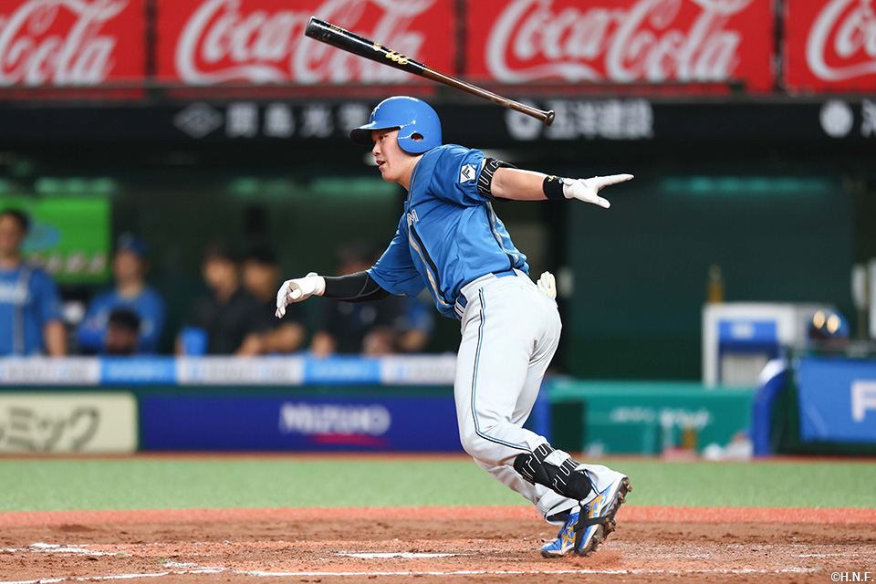 5回表、レフトへヒットを放つ伏見選手