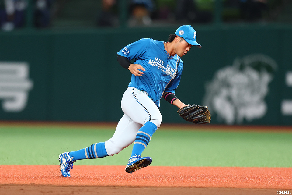 6回裏、打球を処理する細川選手