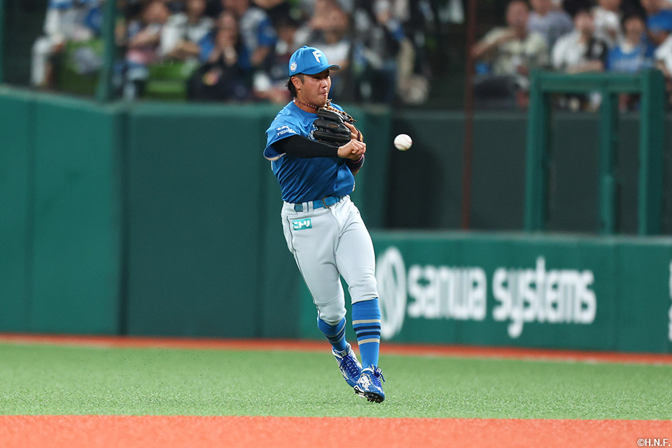 7回裏、一塁へ送球する細川選手