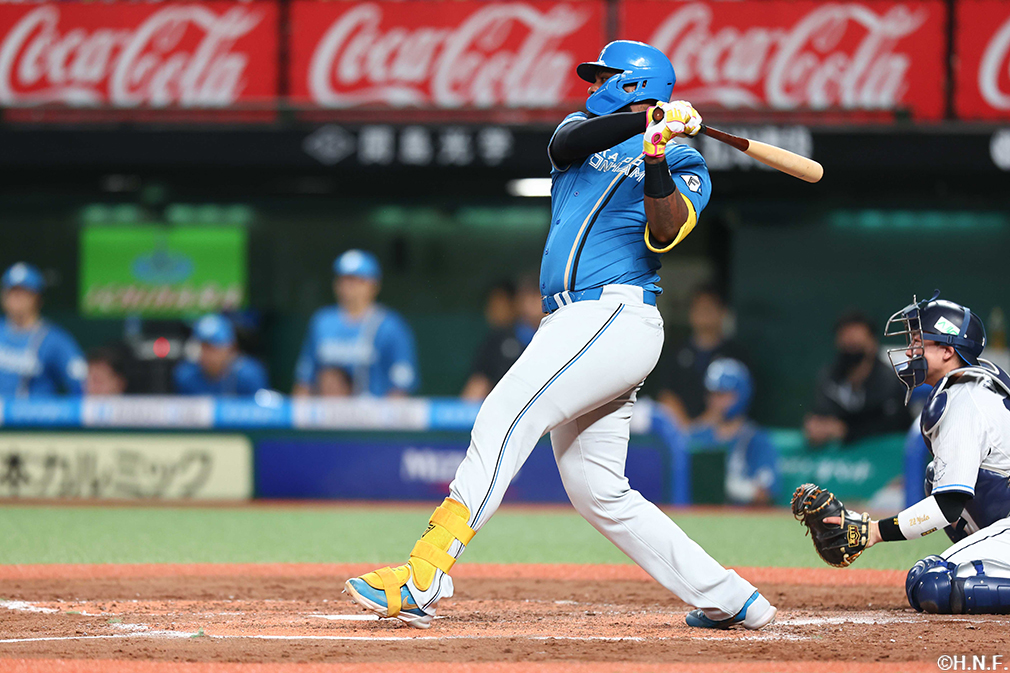 4回表、センターへヒットを放つレイエス選手