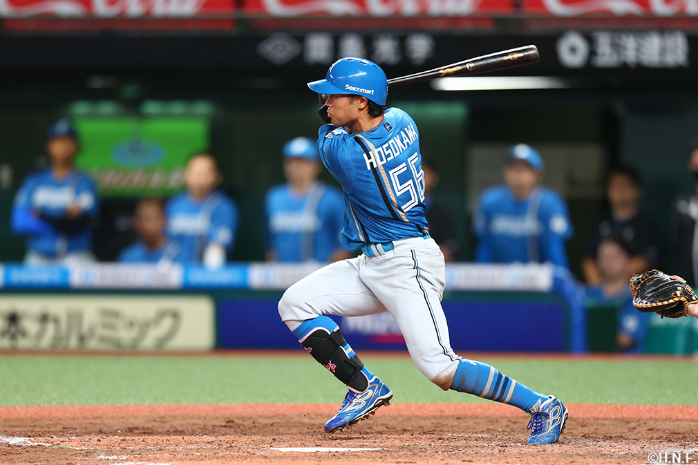 5回表、ライトへヒットを放つ細川選手