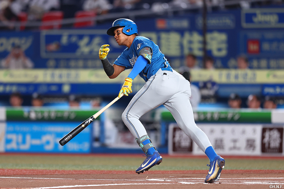 1回表、レフトへヒットを放つ水谷選手